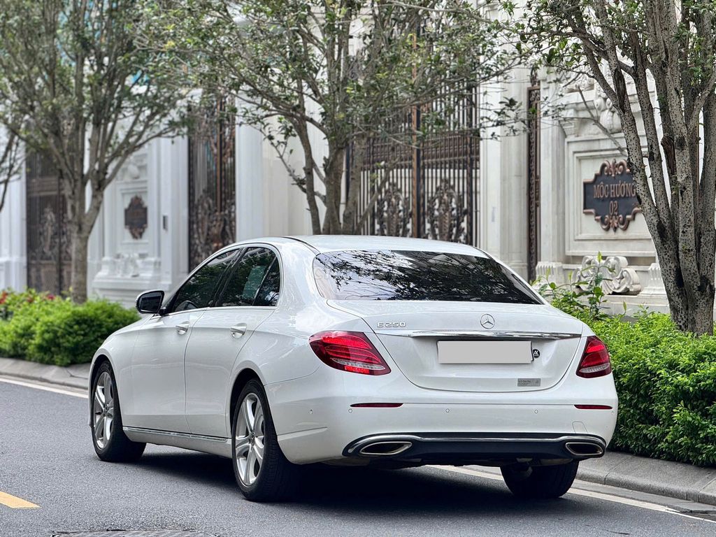 Mercedes E250 2018 màu trắng. Mua bán Ô tô tại Quận Thanh Xuân Hà Nội được đăng bởi Nguyễn Tuấn Hoàng hình 3