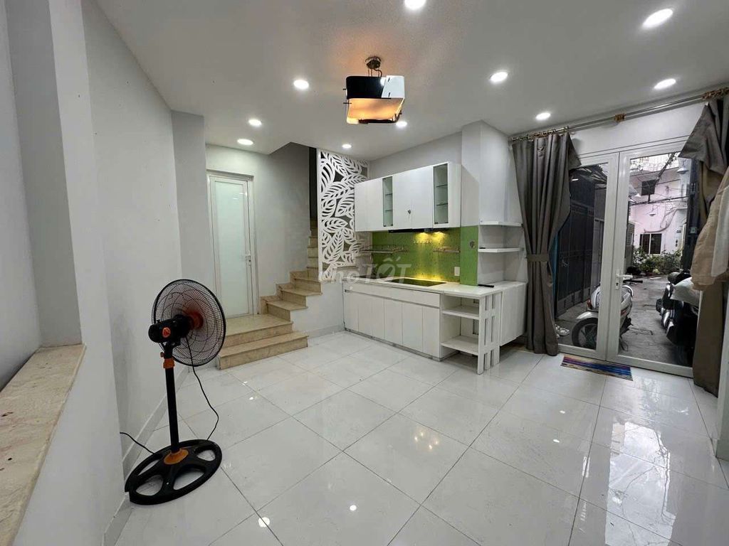 Rent · 3 bd · 32 м² · Quận Phú Nhuận, ул. Đường Nguyễn Trọng Tuyển
