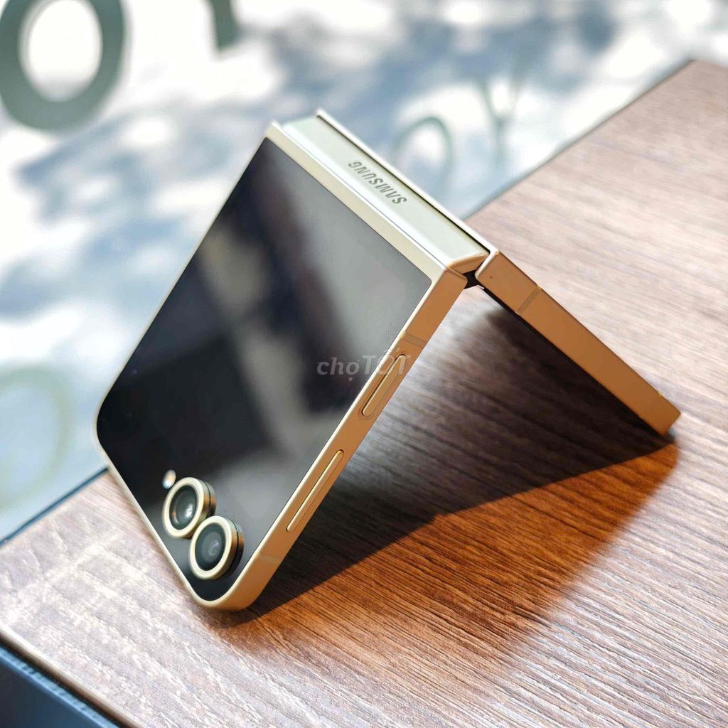 Samsung Z Flip 6 512GB Vàng 99%. Mua bán Điện thoại tại Quận 10 Tp Hồ Chí Minh được đăng bởi Thế giới phone hình 1