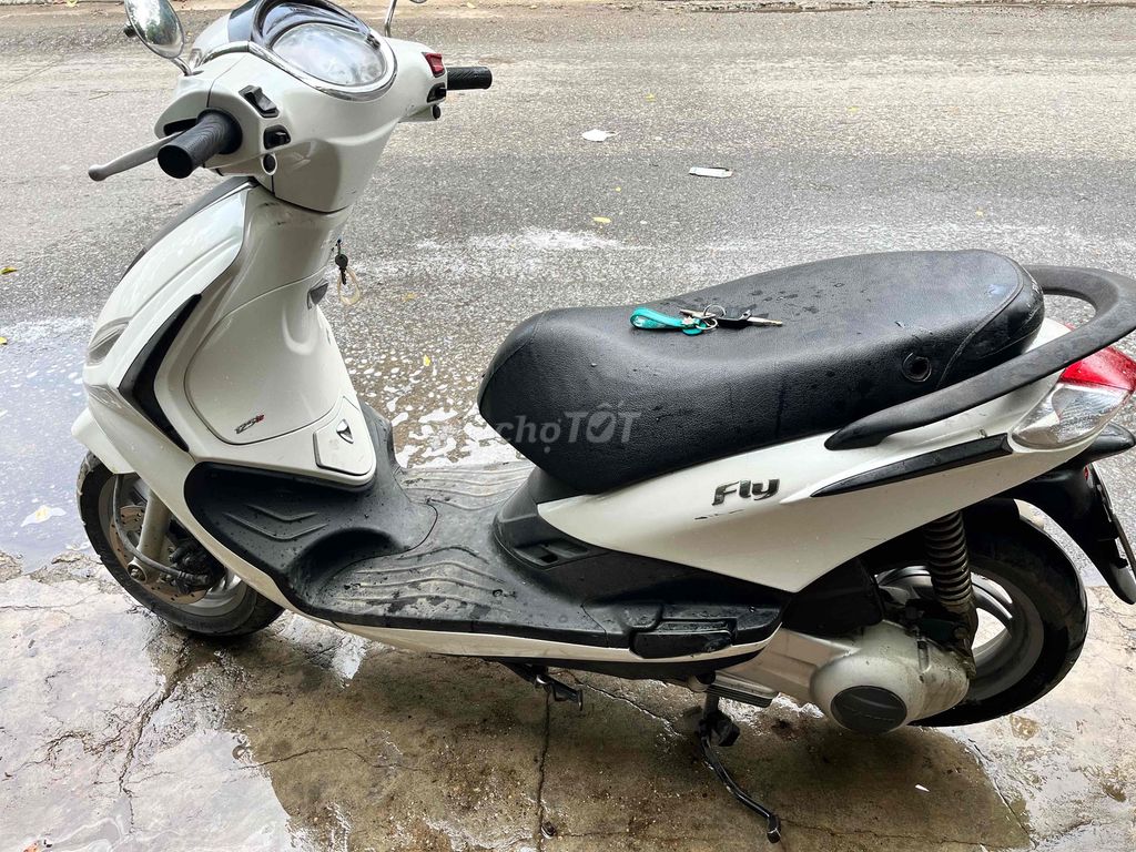 Белый скутер Piaggio Fly