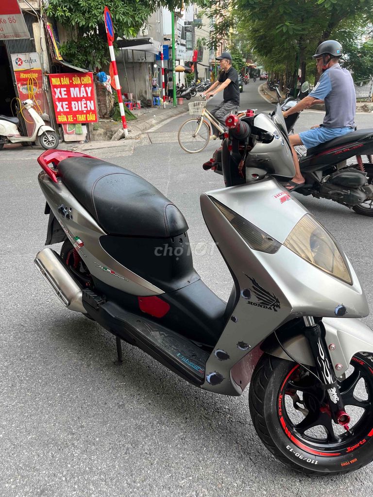 Honda Dylan 150 серебристый скутер