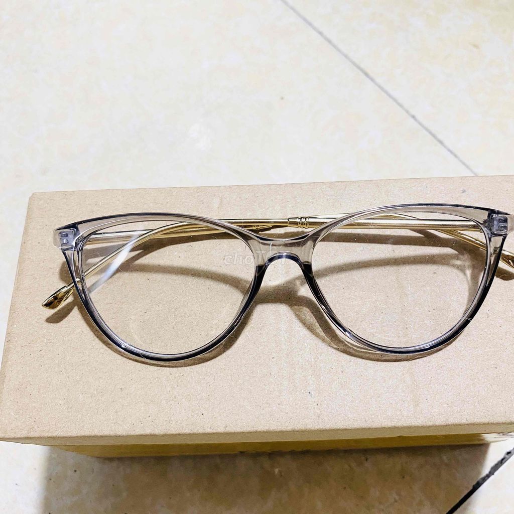 Kính mắt Unisex Nhựa Kim loại Titan. Mua bán Phụ kiện thời trang khác tại Thành phố Chí Linh Hải Dương được đăng bởi Quỳnh Nga 2hand hình 1