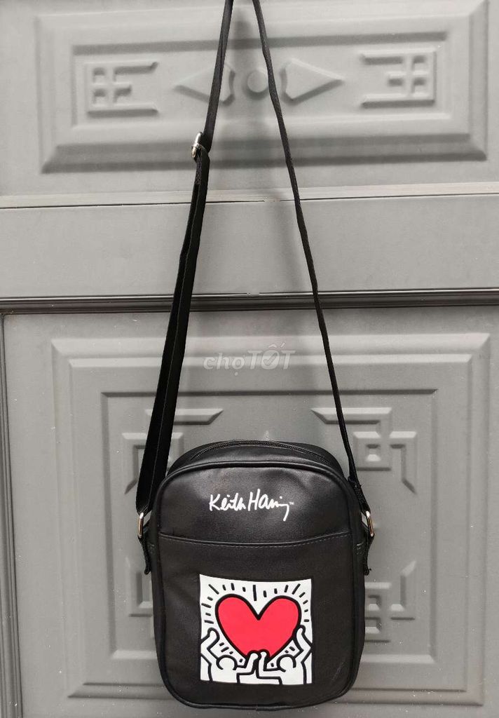 Túi đeo chéo Keith Haring Đen Unisex. Mua bán Túi xách tại Thành phố Thuận An Bình Dương được đăng bởi Mê Vintage hình 1