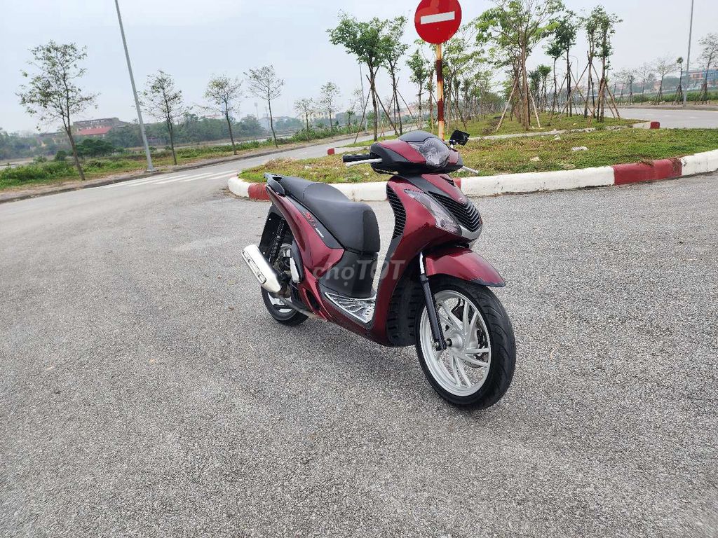 Bán chiếc SH lên vỏ ý máy zin hồ sơ cầm tay. Mua bán Xe máy tại Thành phố Hà Tĩnh Hà Tĩnh được đăng bởi D Watch hình 1