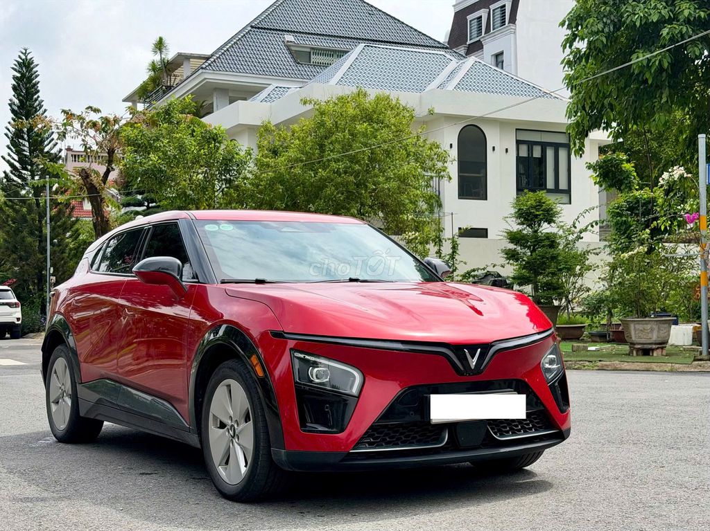 VinFast VF7 Eco 2024 Красный 26 000 км