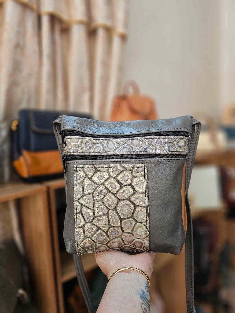 Túi đeo chéo da bò xám 22x25 cm. Mua bán Túi xách tại Quận Ninh Kiều Cần Thơ được đăng bởi Út hình 1