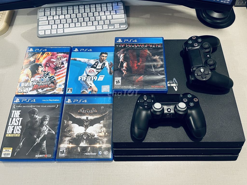 PS4 Pro tặng đĩa game 2 tay