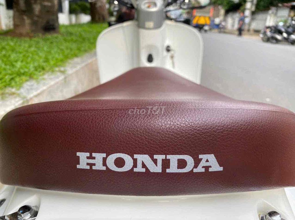 Honda Crea nhựa mũ trắng nguyên khối