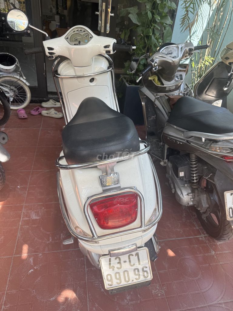 Женский скутер Piaggio Vespa белого цвета
