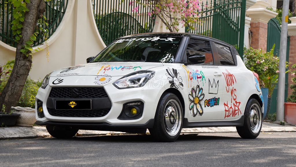 Белый автоматический хэтчбек Suzuki Swift