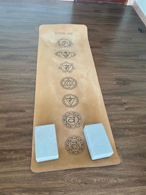 Thảm yoga và gạch
