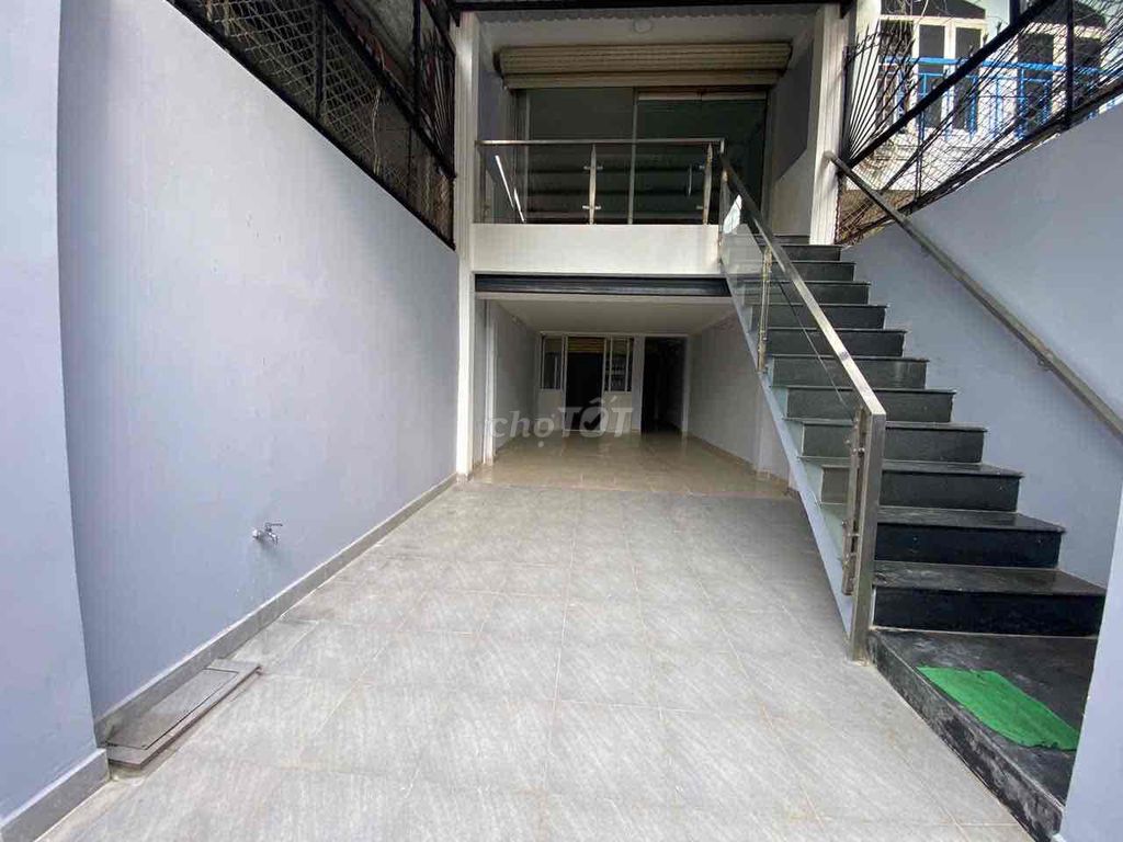 Cho thuê nhà mặt tiền lớn ngay gần Ga T3