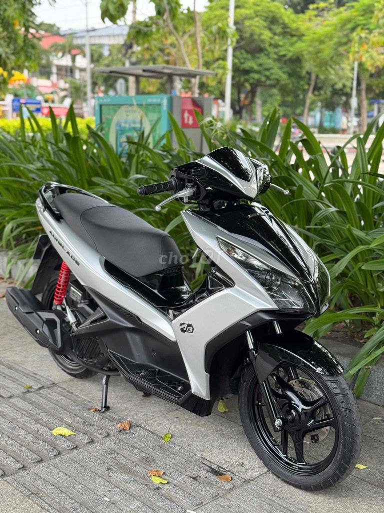 Airblade 125 2015 серебристый Porsche с городским номером от собственника
