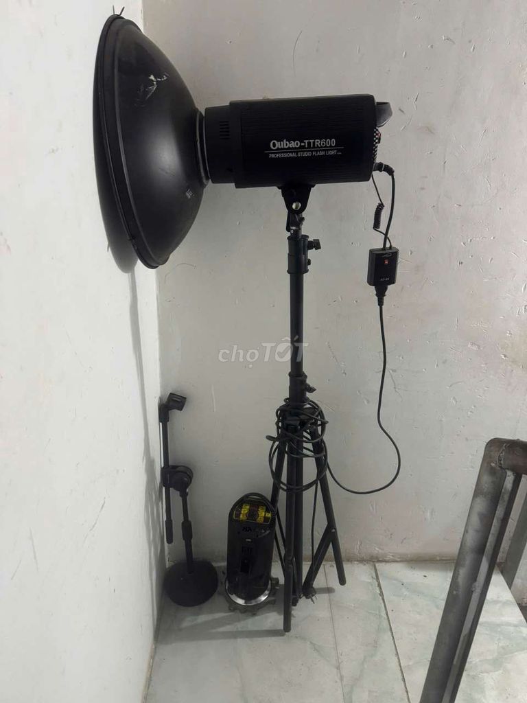 Đèn flash dụng cụ studio thanh lý. Mua bán Máy ảnh, Máy quay tại Quận Bình Thạnh Tp Hồ Chí Minh được đăng bởi Lê Vương Hoàng Phong hình 1