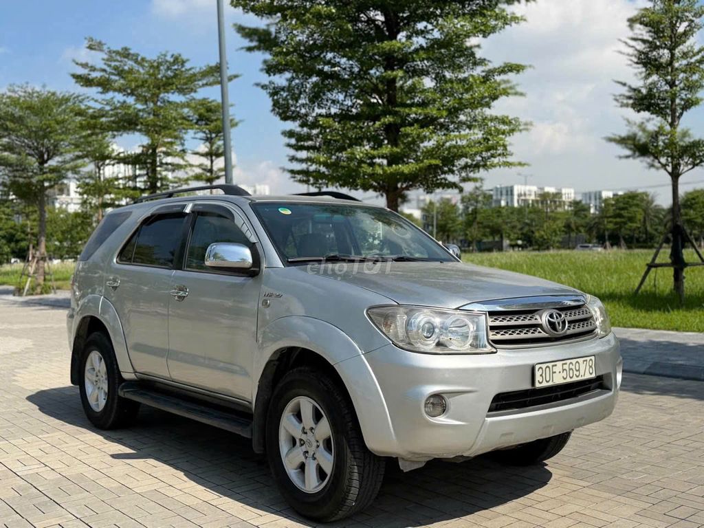 Toyota Fortuner 2010 Автомат Серебристый