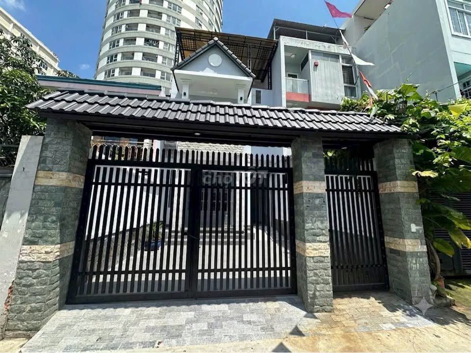 Аренда · 4 комн. · 150 м² · Quận 7, ул. Đường Huỳnh Tấn Phát