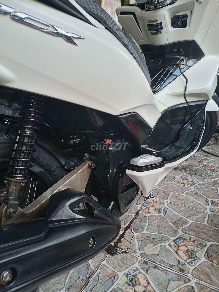 Xe máy Honda PCX màu trắng. Mua bán Xe máy tại Quận Bình Tân Tp Hồ Chí Minh được đăng bởi Cường phát  hình 4