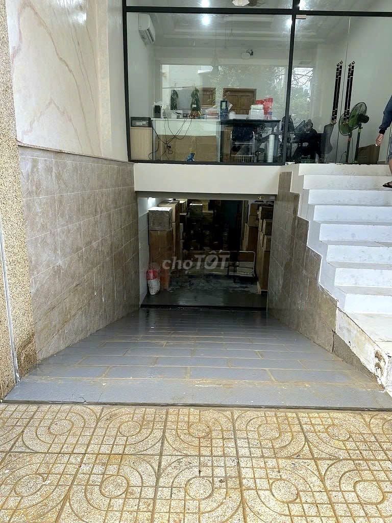 Аренда фасадного дома, ул. Нгуен Минь Хоанг, п. 12, ок. Тан Бинь