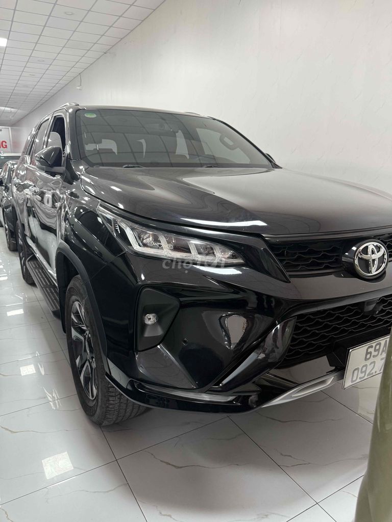 Toyota Fortuner Legender 2.4L 2021 черный 70 тыс. км как новый!