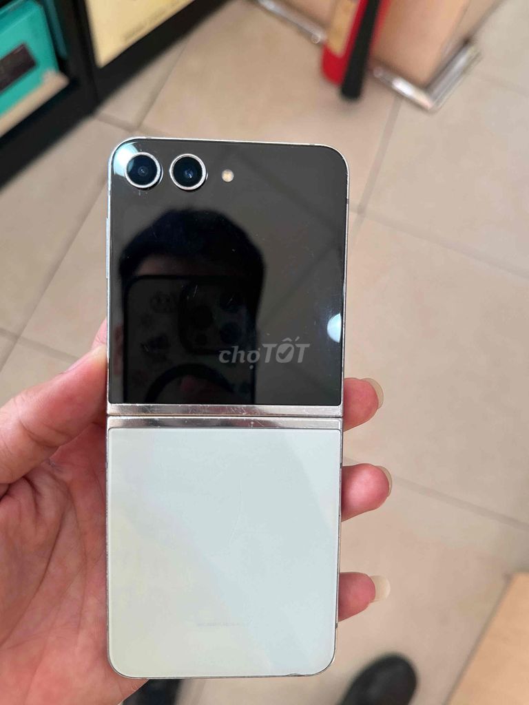 Samsung Galaxy Z Flip5 512GB. Mua bán Điện thoại tại Quận Sơn Trà Đà Nẵng được đăng bởi Huỳnh Kim Sơn hình 1