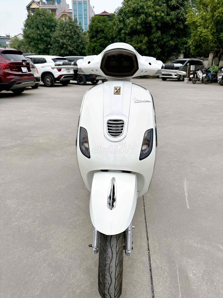 Vespa đèn vuông càng đúc ắc quy 2024