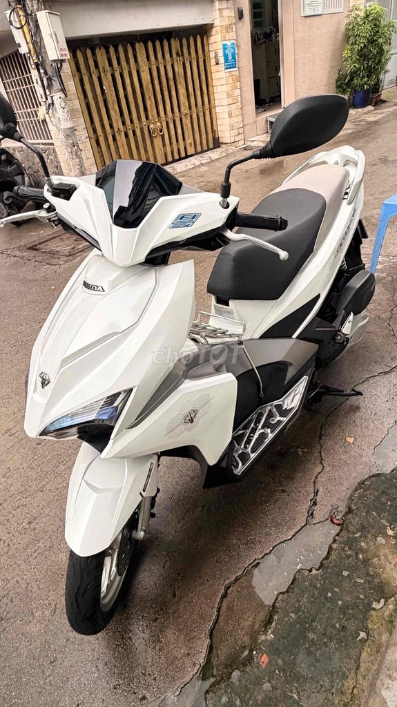 Воздушный клинок Honda 2017 белый 125 куб. см