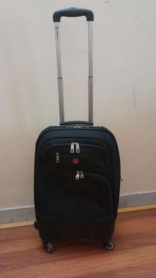 Vali size20 Swiss Gear- Thụy sĩ. Mua bán Túi xách tại Quận Đống Đa Hà Nội được đăng bởi Phạm văn Thanh