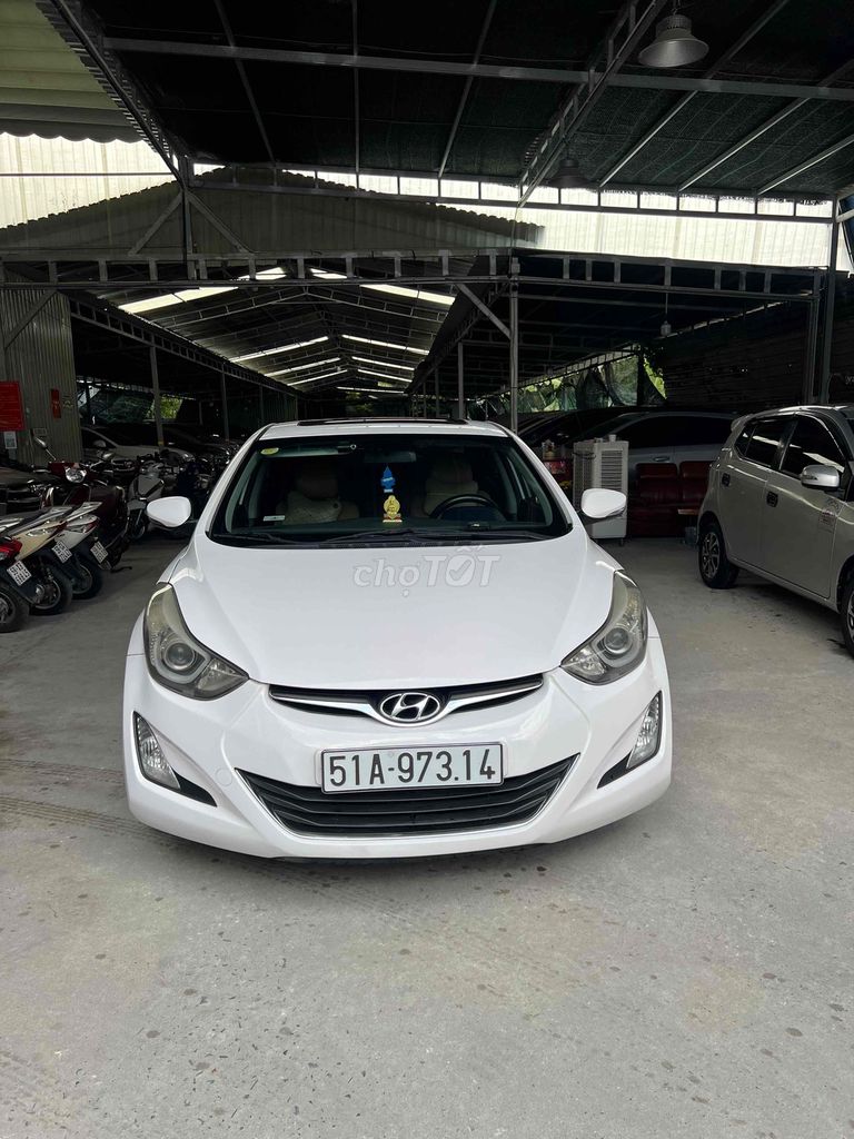 Hyundai Elantra 2014 белая 250.000 км