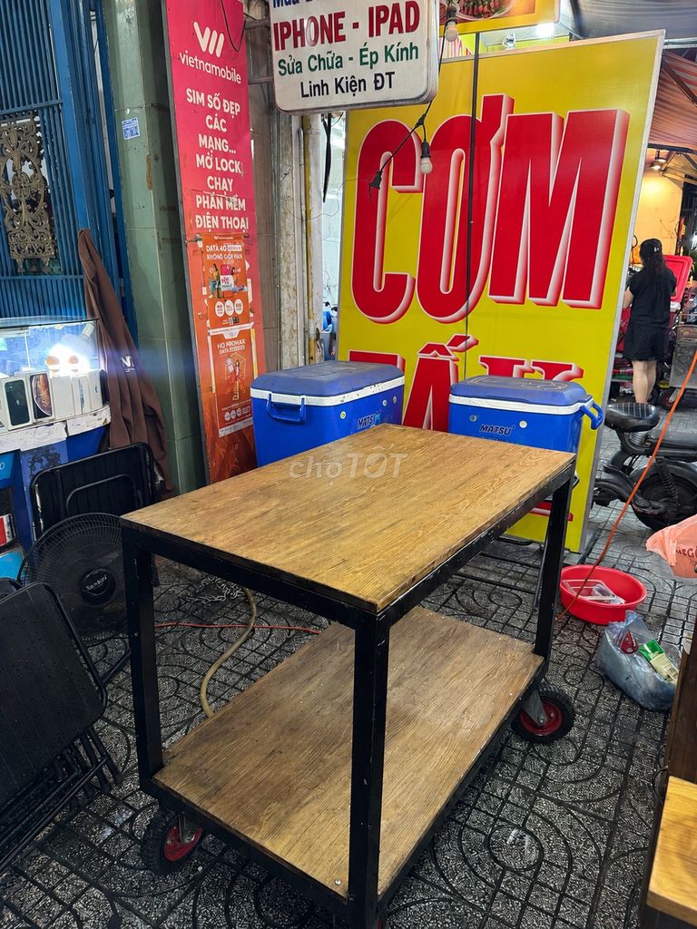 Xe đẩy Gỗ Kim loại Nâu Đen có bánh xe. Mua bán Đồ chuyên dụng, Giống nuôi trồng tại Quận 10 Tp Hồ Chí Minh được đăng bởi 35_ Kha Thị Kim Phụng hình 1