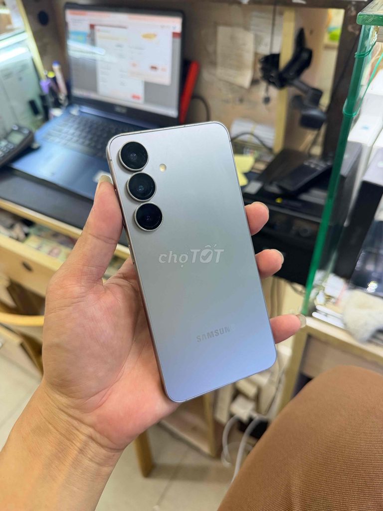 Samsung S25 Thường 12GB 256GB Bạc sọc như hình. Mua bán Điện thoại tại Quận 6 Tp Hồ Chí Minh được đăng bởi Nguyễn Tất Thám hình 1