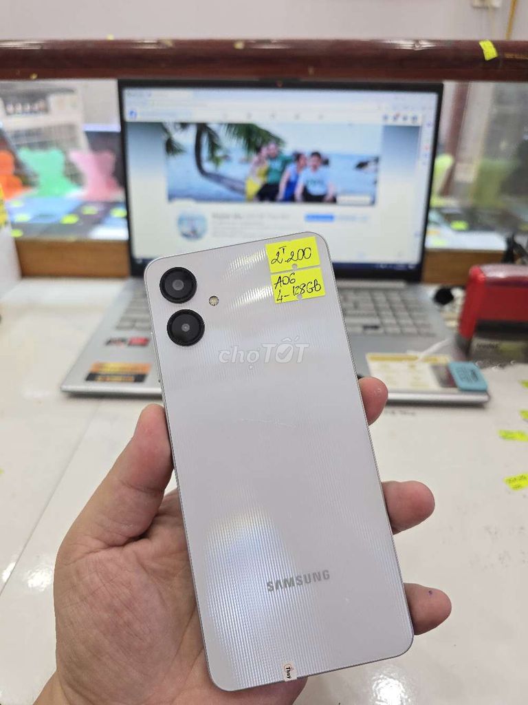 Samsung A06 - 128GB - Trắng. Mua bán Điện thoại tại Thành phố Long Xuyên An Giang được đăng bởi Facebook Cầm Đồ Thúy Vân hình 1