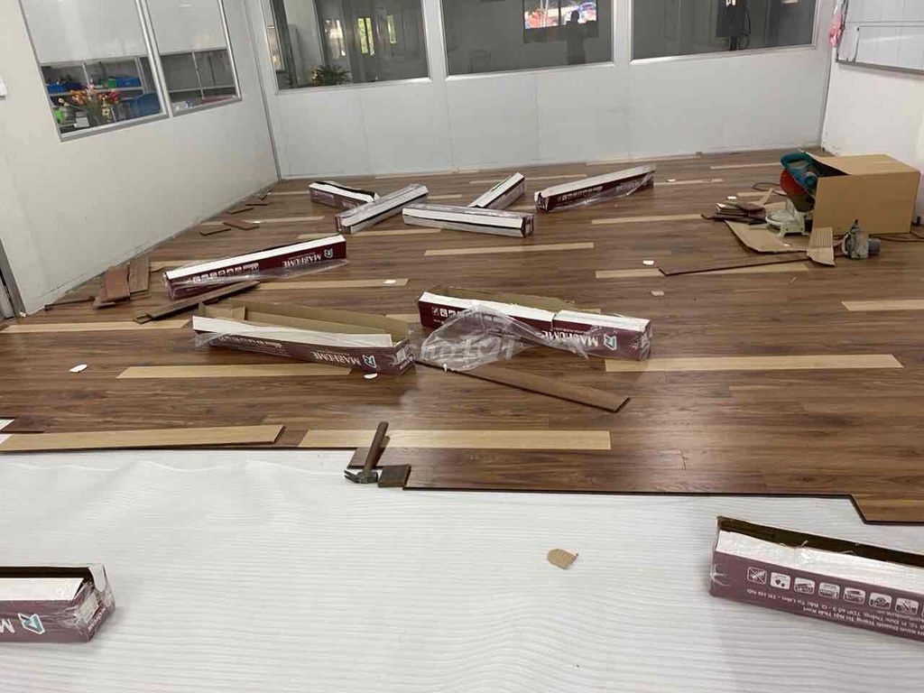 lắp đặt sàn gỗ công nghệ malaysia cho văn phòng