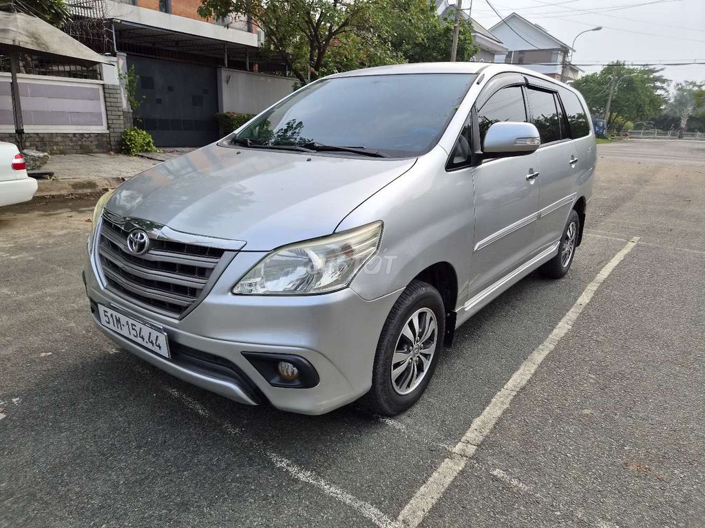 Серебристая 8-местная колода Toyota Innova 2.0E 2015 года.