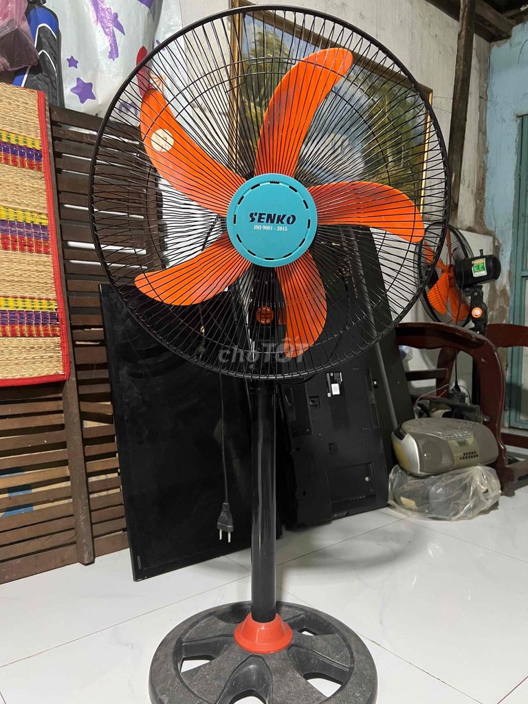 Chiếc quạt đứng hiệu senko còn tốt
