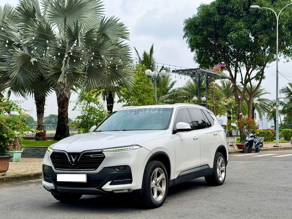 Vinfast Lux SA Plus 2019 — белый