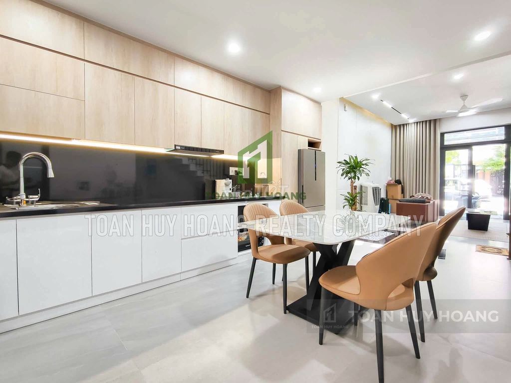 Modern Nam Việt Á house with 3 en-suite bedrooms and parking — photo 11