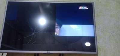 tivi bị trẻ con ném vỡ màn hình