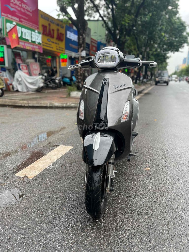 Xe điện Vespa đèn vuông mầu xám titan