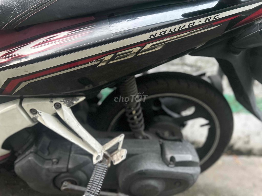 Черный, розовый скутер Yamaha Nouvo RC