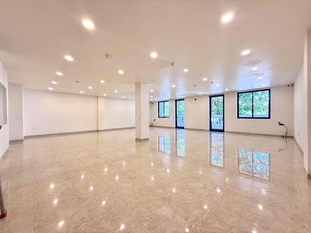 Сдаётся коммерческое помещение 120 м², 2-й этаж, улица №13 Ха Куанг 2 — 12 млн/мес