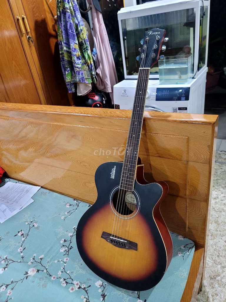 Đàn Guitar gỗ màu vàng bóng. Mua bán Nhạc cụ tại Quận Đống Đa Hà Nội được đăng bởi Lâm Vũ hình 1