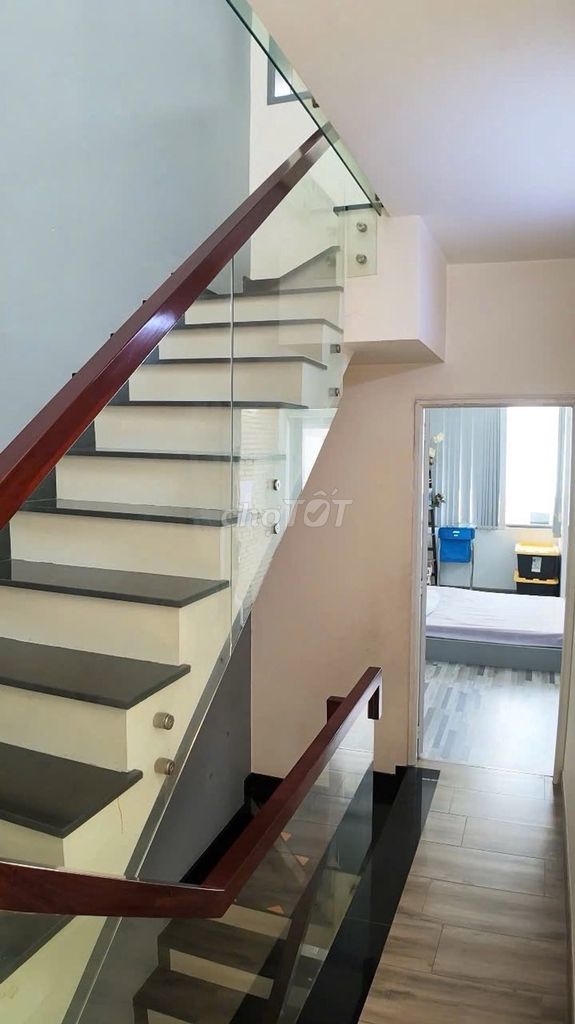 Продается 3-этажный дом Тран Ван Данг, район 3, 64м2, переулок 5м, рядом с фасадом