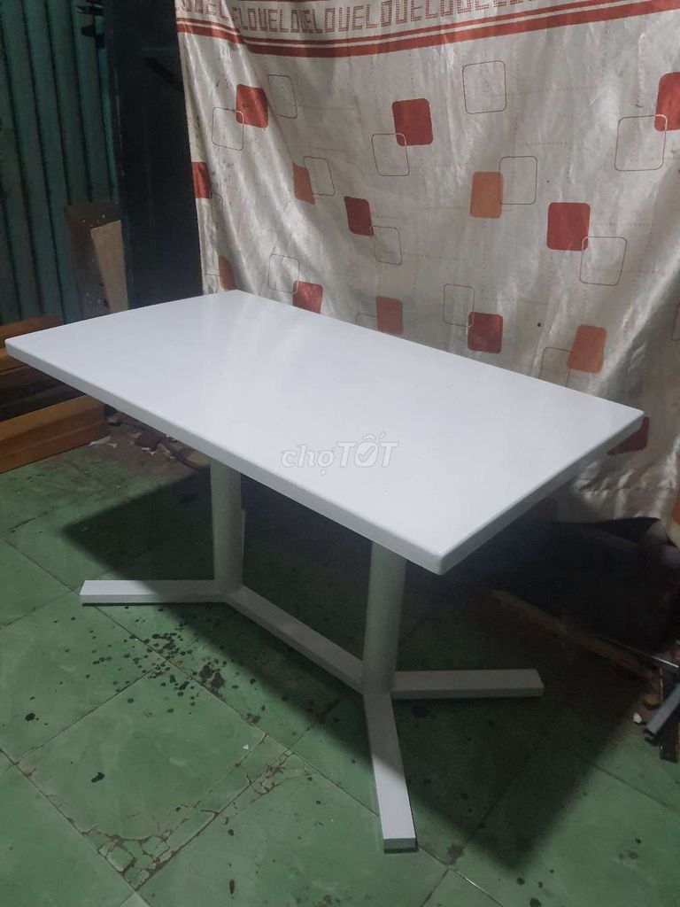 Bàn ăn rất đẹp,chắc chắn,kt 70x1m2