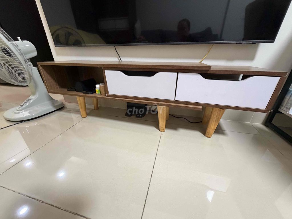 Kệ tivi gỗ hiện đại. Mua bán Tủ, kệ gia đình tại Quận Phú Nhuận Tp Hồ Chí Minh được đăng bởi Lương Thu Thuỷ hình 1