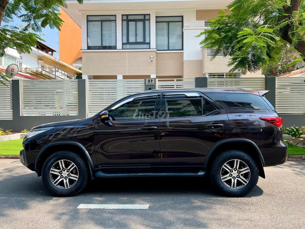 Toyota Fortuner 2019 цвет Рубин — коричневый салон