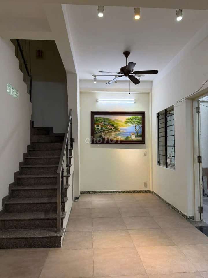 Аренда · 4 комн. · 49 м² · Quận 10, ул. Đường Đồng Nai