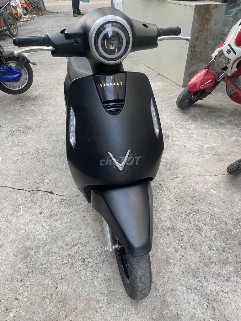 Черный электрический скутер VinFast Evo Grand 9.000 км