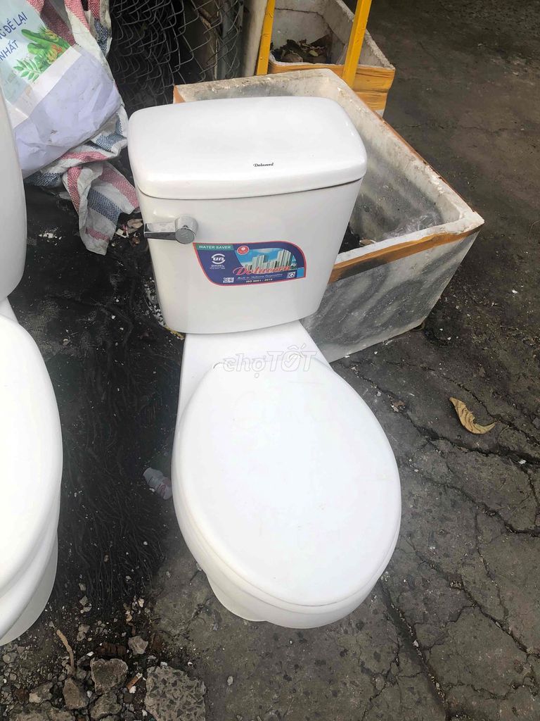 Bồn cầu Dola Trắng Tiết kiệm nước Việt Nam. Mua bán Thiết bị vệ sinh, nhà tắm tại Quận Tân Phú Tp Hồ Chí Minh được đăng bởi Mua bán bồn cầu TBVS cũ hình 1