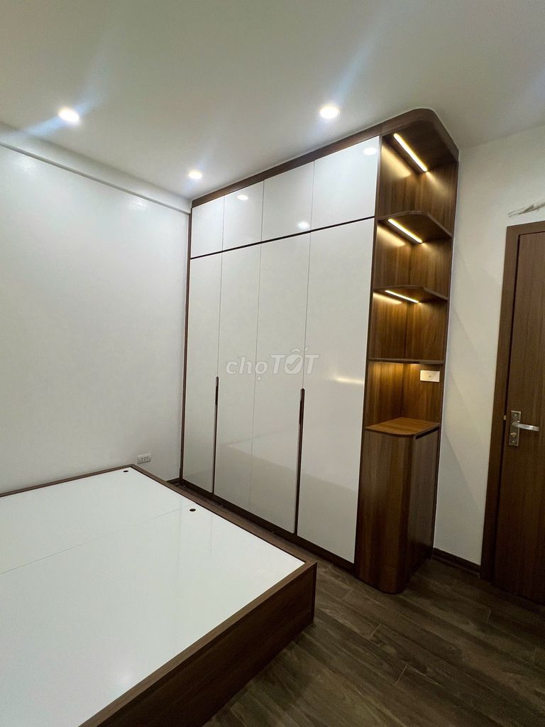 ПРОДАЕТСЯ КВАРТИРА НА ПЛОТИНЕ СЕВЕРНАЯ ЛИНЬ ПЛОЩАДЬЮ 2 КВ. М — 82 М², 3 СПАЛЬНИ, ВИД НА МУОНГ ТХАНЬ