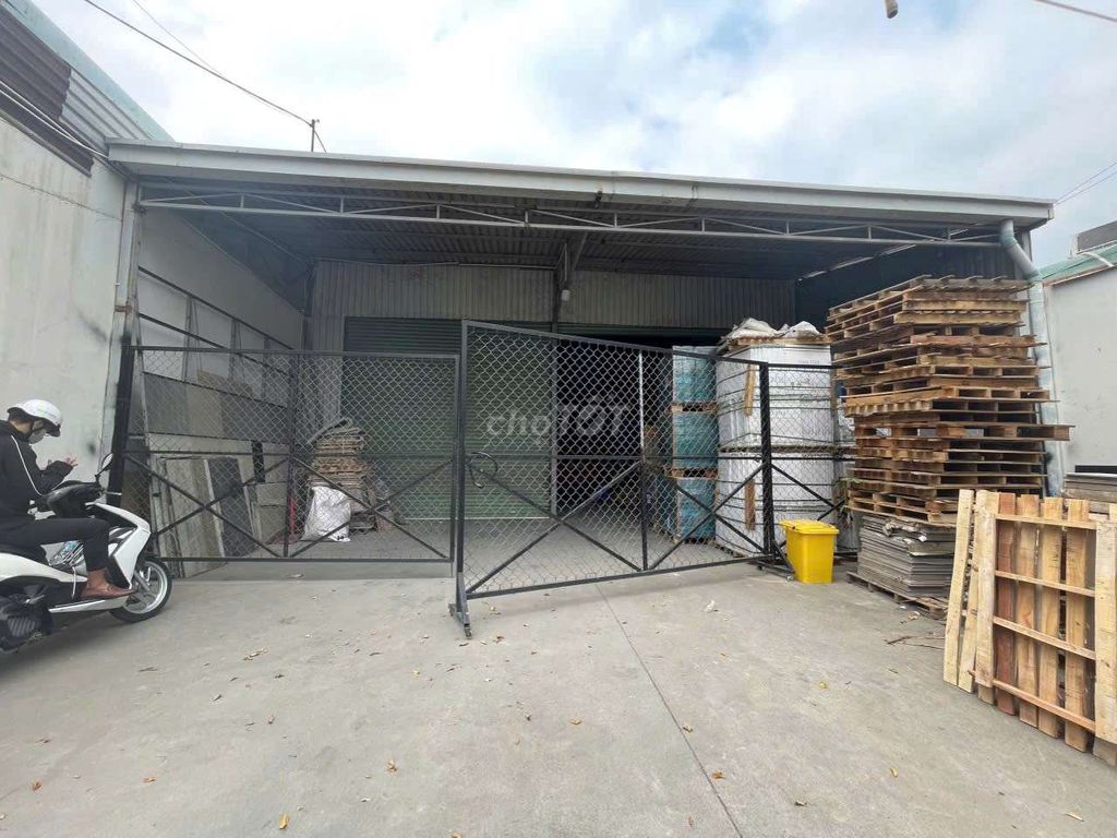 Mặt tiền kho 400m2, kinh doanh và sản xuất p. Long trường q.9